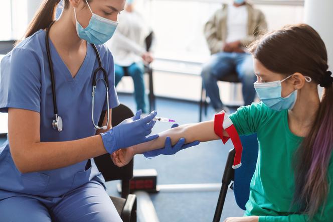 Pielęgniarka pobiera dziewczynce krew