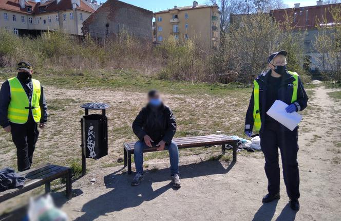 Policja obdarowała bezdomnych maseczkami ochronnymi [ZDJĘCIA]