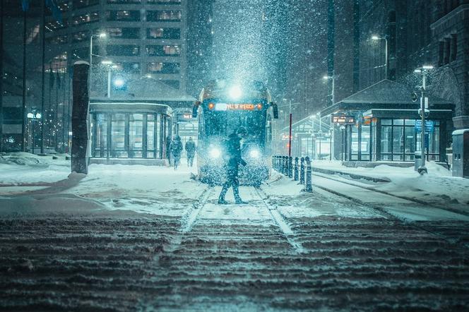 Warszawa zasypana śniegiem. Armagedon na drogach, tworzą się potężne korki