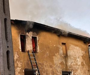 Dramatyczny pożar na Dolnym Śląsku. Mężczyzna ewakuowany przez okno, budynek doszczętnie zniszczony