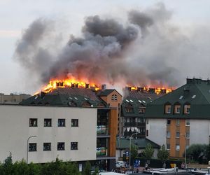 Pożar budynku mieszkalnego pod Warszawą. Strażacy walczą z żywiołem