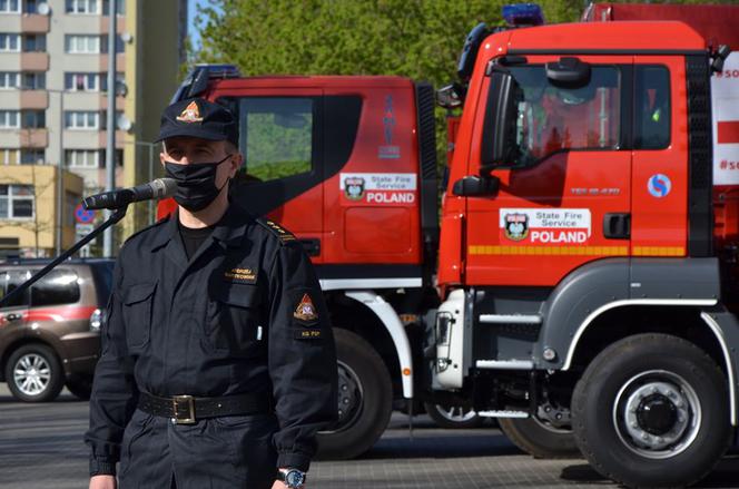 Polscy strażacy wywożą maseczki na wschód