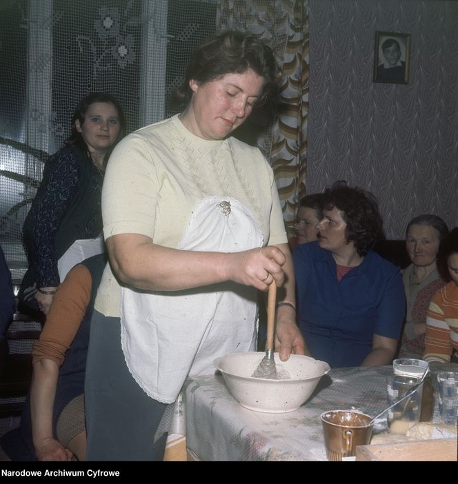 QUIZ PRL. Jajko kontra mazurek. Sprawdź, jak dobrze znasz wielkanocne menu z PRL-u?