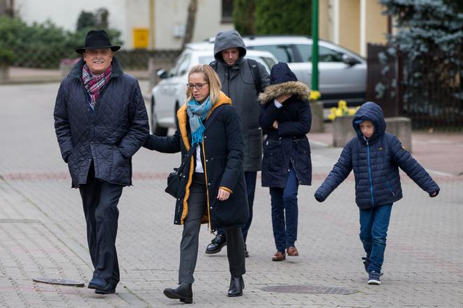 Rafał Trzaskowski jedzie z rodziną metrem na zaprzysiężenie