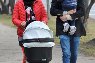 Anna Mucha i Marcel Sora na spacerze z dziećmi