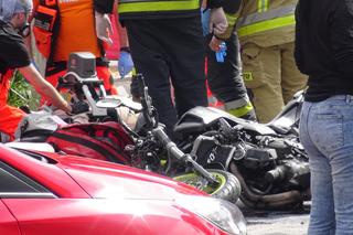 Makabra na Woli. Motocyklista nie żyje, motocykl przygniótł 13-latka. Chłopiec walczy o życie