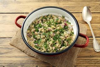 Quinoa ze szpinakiem i pieczarkami: komosa ryżowa na ciepło