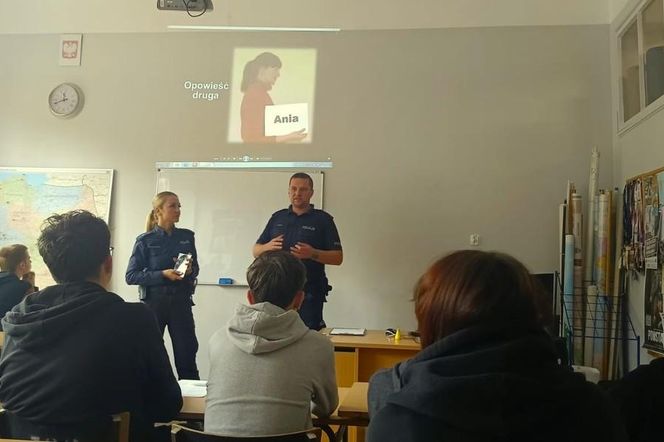 Policjanci spotkali się z młodzieżą i rozmawiali na temat handlu ludźmi