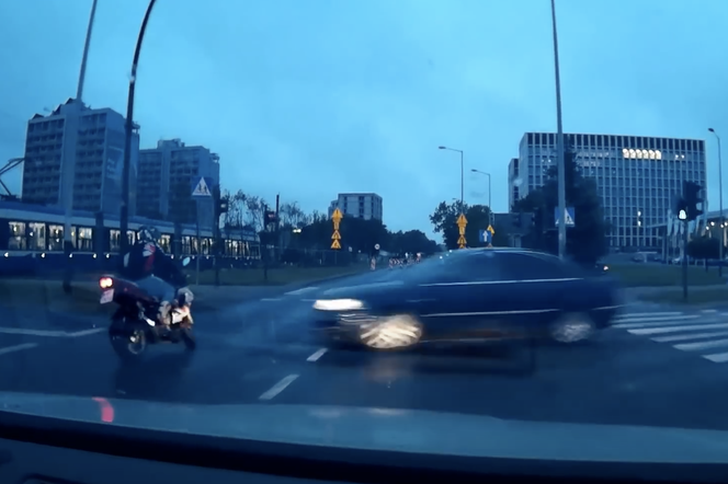 Passatem skosił motocyklistę! Okropny wypadek przez zignorowanie czerwonego światła