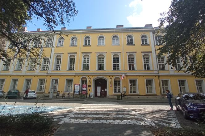 Pałac Sułkowskich może być przejęty przez miasto Leszno. Pod warunkiem, że magistrat znajdzie nowe miejsce dla pracujących tam urzędników [AUDIO]
