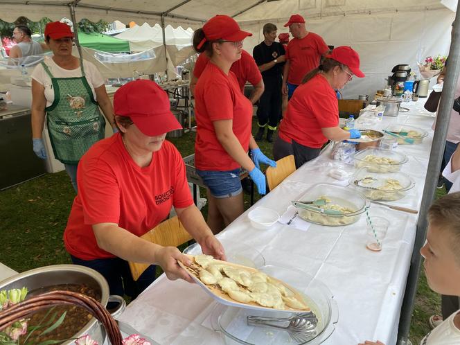 Gigantyczne kolejki po pierogi w Biesowie. Przygotowano ich ponad 50 tysięcy. Zobacz zdjęcia!