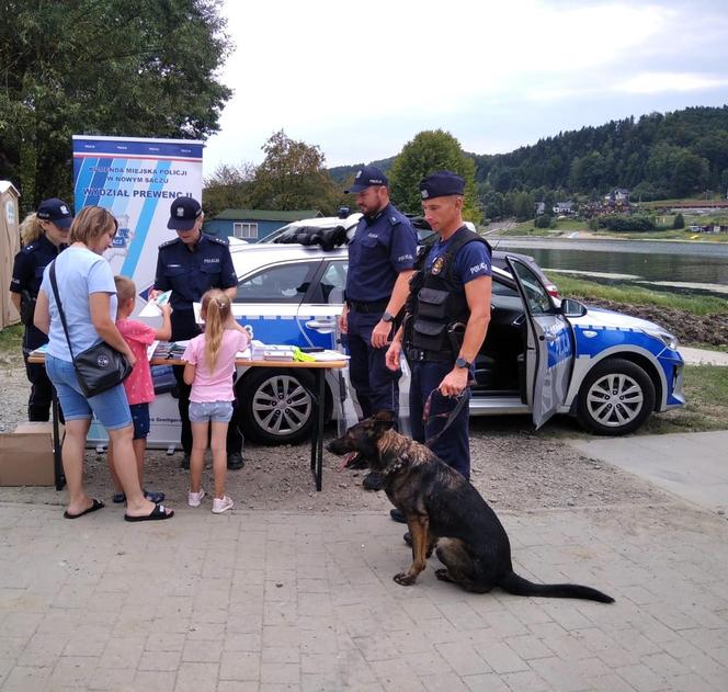 Policjanci nad Jeziorem Rożnowskim przypominali o bezpieczeństwie nad wodą 