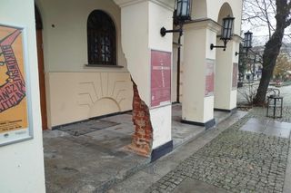 Samochód wjechał w budynek radomskiej Łaźni