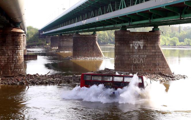 Warszawa AUTOBUS WYPADŁ z Mostu Gdańskiego ZDJĘCIA!