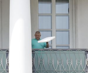 Rodzina Nawrockich przejęła Belweder: Kasia w kasku na hulajnodze, teściowe na balkonie