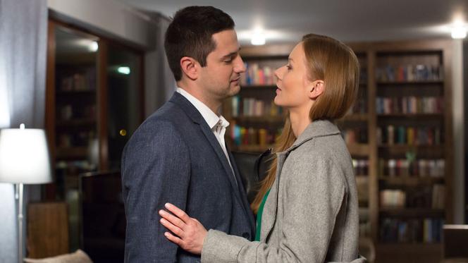 Na dobre i na złe odcinek 672, Adam (Grzegorz Daukszewicz), Wiktoria (Katarzyna Dąbrowska)