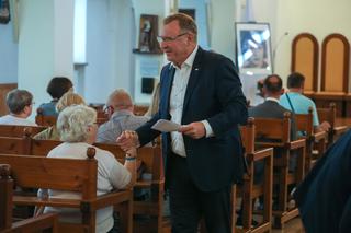 Jacek Kurski modli się w intencji zmarłej  matki