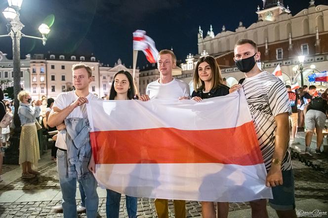 Manifestacja Białorusinów na rynku w Krakowie. "Precz z Łukaszenką!"