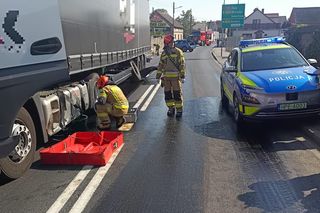 ​Wielki wyciek oleju po zderzeniu osobówki z ciężarówką na DK12 we Wschowie [ZDJĘCIA]