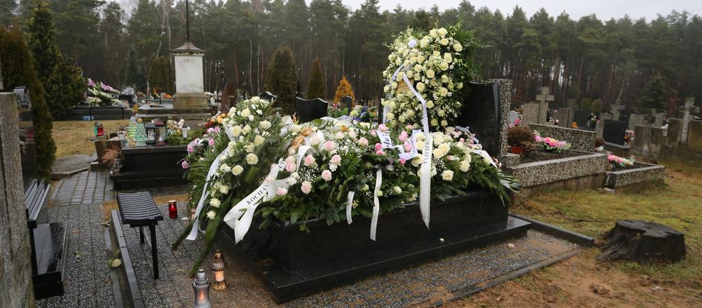 Pogrzeb po masakrze w Rozniszewie. Ogromne serce z białych róż