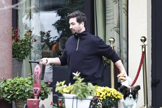 Jan Kliment z żoną i synem wyjeżdżają ze ślubu Kasi Cichepek-Kurzajewskiej