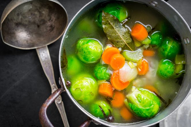 Najlepsza zupa z brukselki z żółtym serem. Ugotuj ją i inaczej spojrzysz na brukselkę