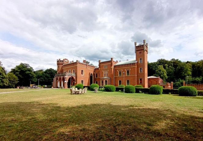 Ten pałac w woj. warmińsko-mazurskim wygląda jak z bajki. Powstał w XIX wieku