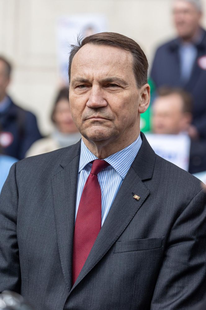 Tak naprawdę mieszka Radosław Sikorski z żoną. Sąsiedzi mówią o nich jedno