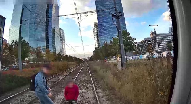 Wstrząsające nagranie z tramwaju. Rowerzysta przejechał na czerwonym świetle przez pasy