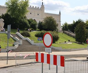 Przed sobotnim koncertem trwa budowa sceny na pl. Zamkowym w Lublinie