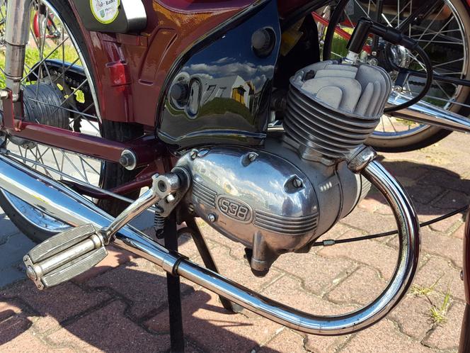 Fani starych polskich motorowerów z Bzyk Raider ze Swarzędza zrobili sobie postój w Lesznie