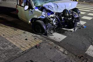 Kraków. Kraksa osobówek w Nowej Hucie. Auto staranowało słup