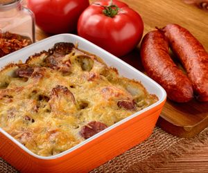 Zapiekanka ziemniaczana z kiełbasą. 3 łatwe przepisy na pełne smaku obiady z piekarnika