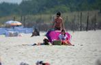 Kaczyńska z nieznajomym smaży się na plaży