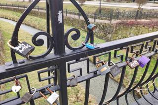 Tak wygląda most zakochanych w Tarnowie. W pobliżu jest zapomniana kapliczka św. Walentego