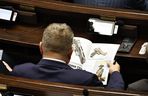 W  czasie obrad Sejmu poseł przeglądał katalog z bronią