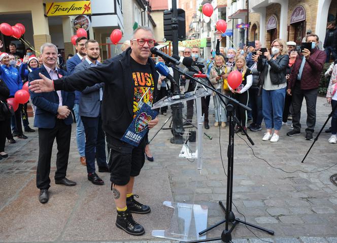 Jerzy Owsiak odłonił w Kołobrzegu figurkę poświęconą WOŚP