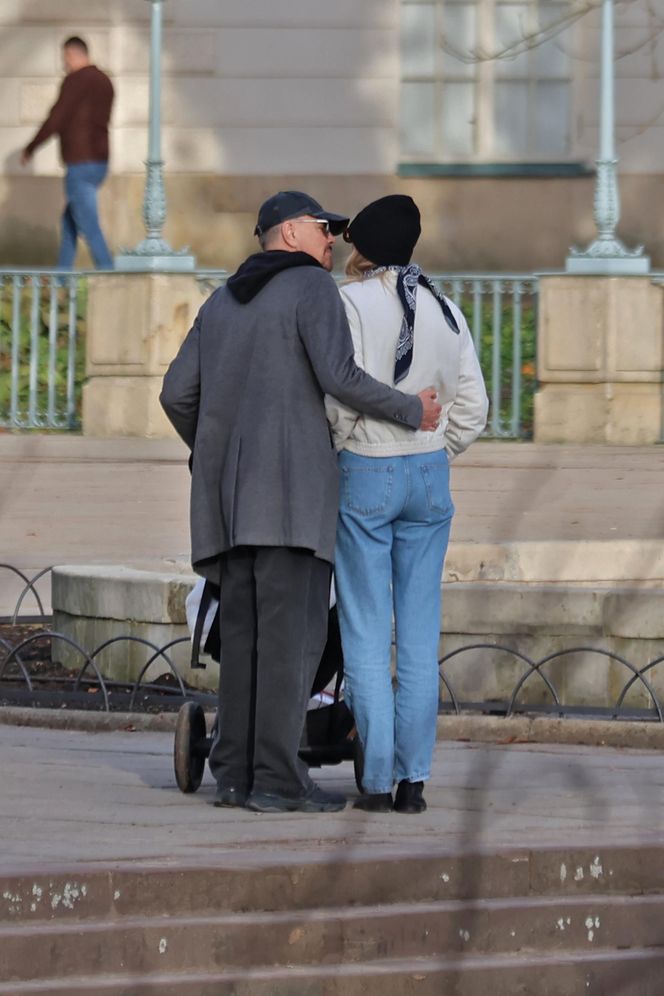 Krzysztof Ibisz z rodziną na spacerze