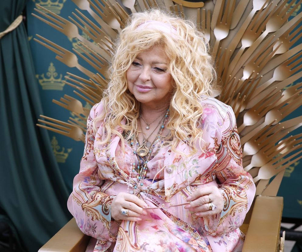 Różowiutka Magda Gessler wdzięczy się jak mała dziewczynka. I włoski jakby jaśniejsze...