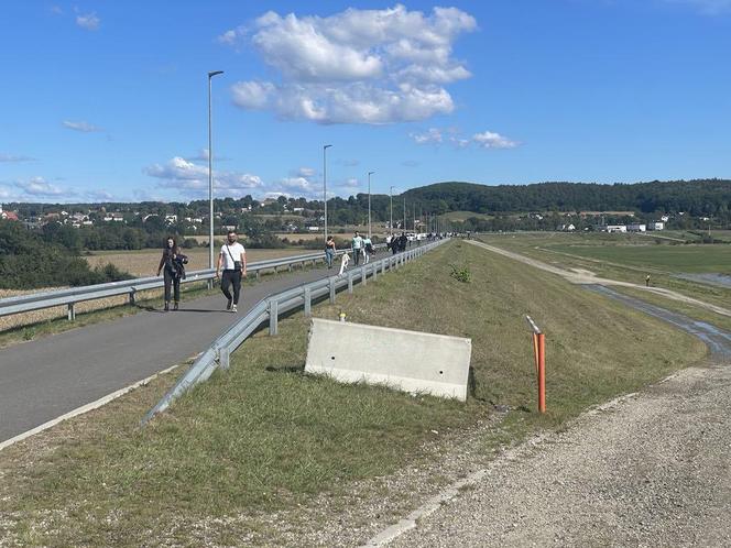 Racibórz Dolny. Zbiornik retencyjny działa. Zdjęcia zalanego terenu i zapory