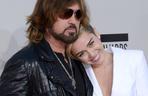 Ojciec Miley Cyrus zachwycony wybrykami córki