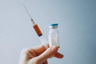 Novavax: nowa szczepionka na rynku? Jest skuteczna przeciwko południowoafrykańskiemu wariantowi SARS-CoV-2. Trafi do Polski? 