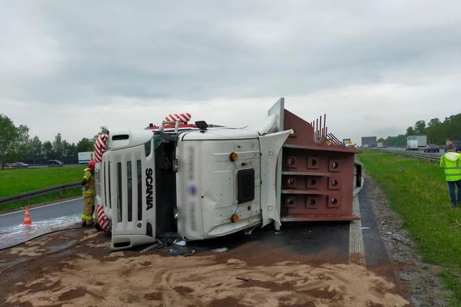 Wypadek na autostradzie A4 w Mysłowicach. Przewróciła się ciężarówka. Utrudnienia potrwają kilka godzin [ZDJĘCIA]