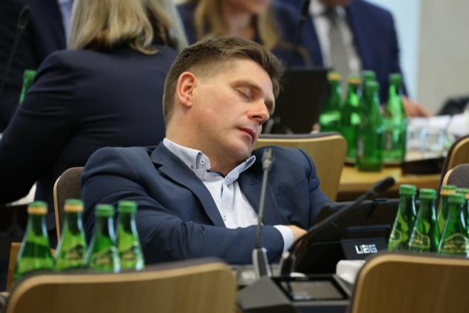 Poseł Bartosz Kownacki śpi w czasie posiedzenia komisji sejmowej