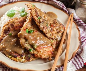 Chiński omlet na obiad. Z aromatycznym sosem i porcją ryżu smakuje lepiej niż mięso