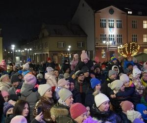 Tłumy na żorskim rynku. Miasto oficjalnie rozpoczęło sezon świąteczny. Rozświetlenie choinki i wizyta Mikołaja ZDJĘCIA