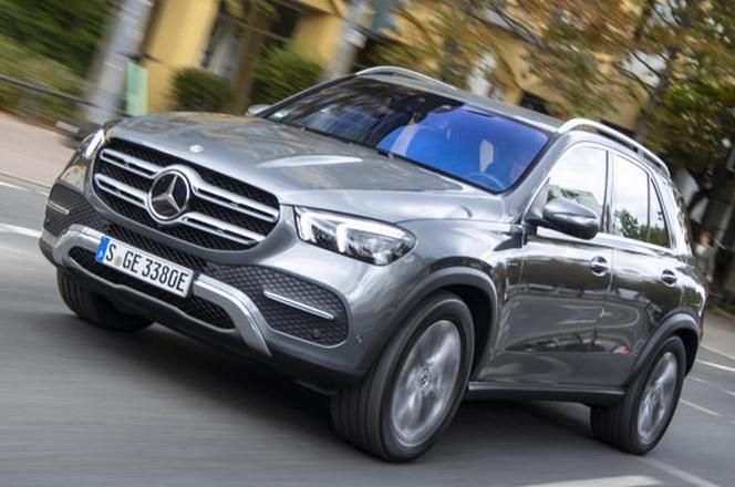 Mercedes GLE 350de - takim autem jeździ prezenterka