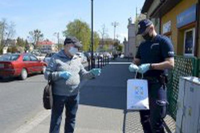 Policja rozdaje maseczki