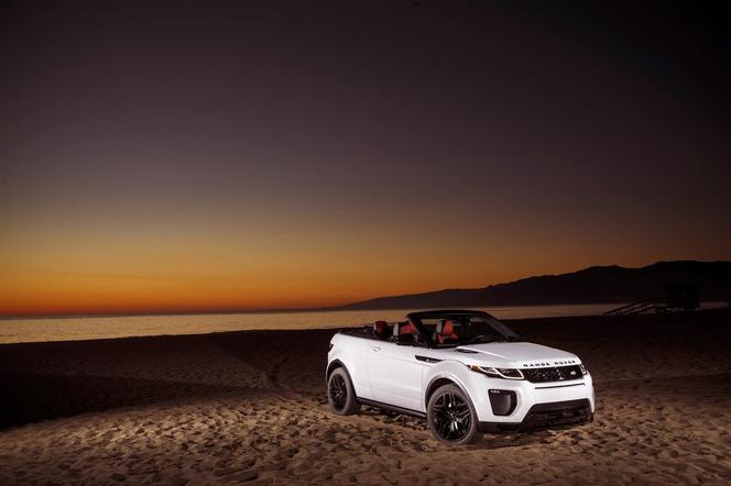 Dzieczyna Bonda Naomie Harris pozuje z Range Roverem Evoque kabrio
