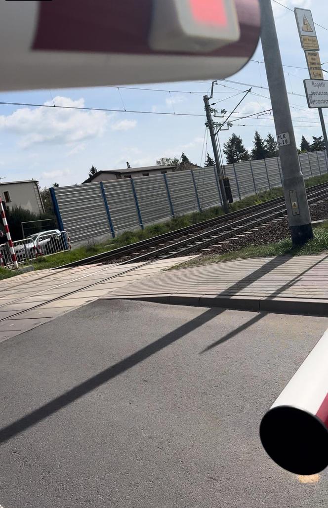 Niebezpieczna sytuacja na przejeździe kolejowym w Lesznie. Między rogatkami przy ul. Dożynkowej utknął "maluch"